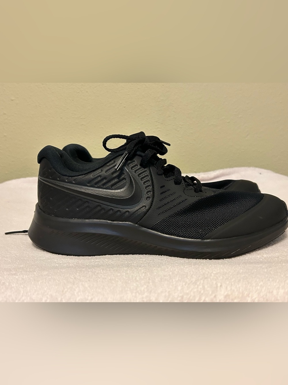 NEW Nike Star Runner Youth Triple Black Low-Top Athletic Sneakers - Picture 2 of 4